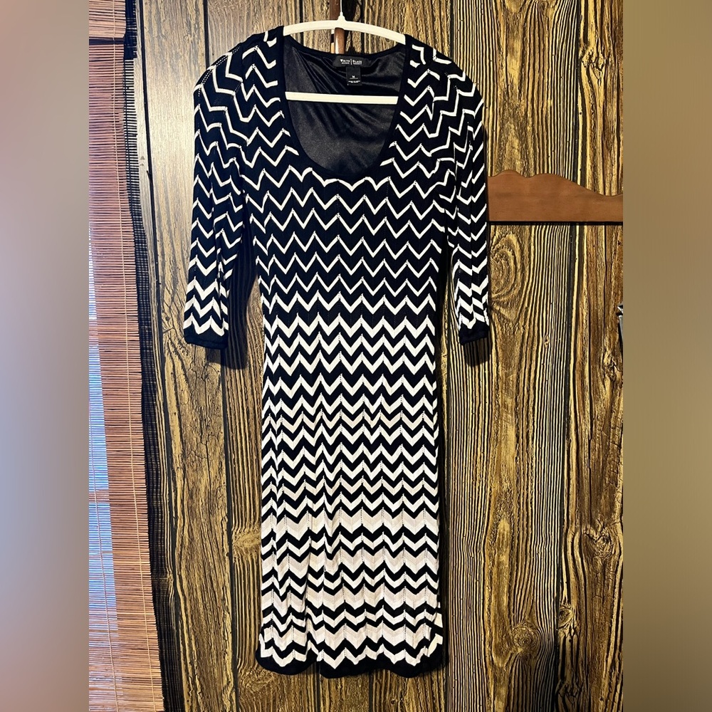 White House Black Market Zigzag Long Sleeve Dress